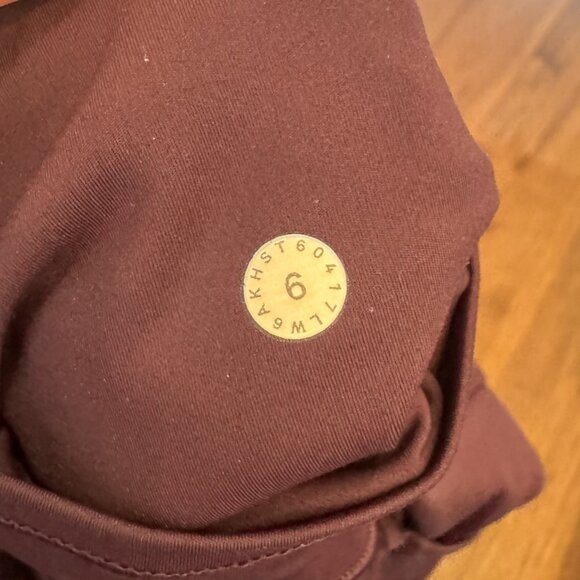 Lululemon Fast and Free tight crop - reflective ankles in Cassis sz 6 18” inseam - Picture 4 of 4